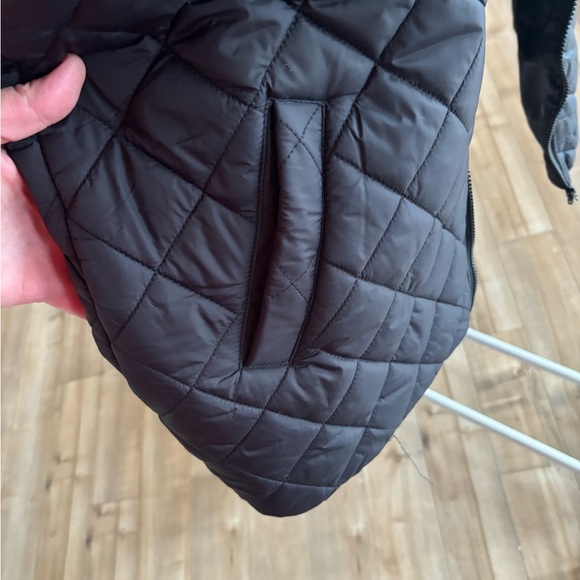 Quilted Black Sleeveless Puffer Vest - Picture 7 of 8